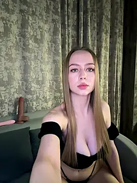 MissOyee online show from 10.31.25