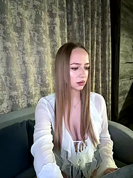 MissOyee online show from 11.15.25