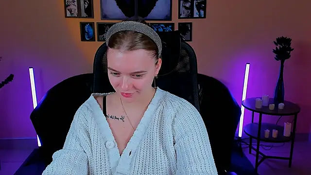 Snapshot of LisaMitchell chatting on 10.16.25 LisaMitchell online show from 10.16.25