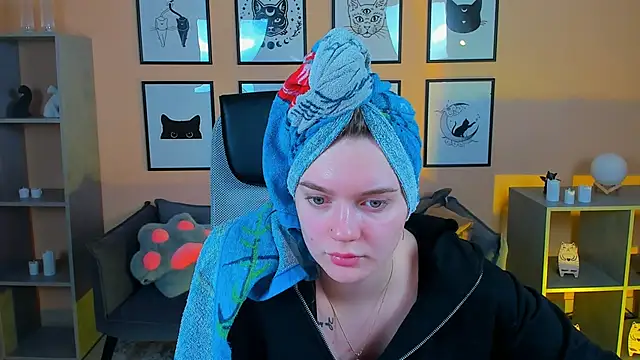Snapshot of LisaMitchell chatting on 10.25.25 LisaMitchell online show from 10.25.25