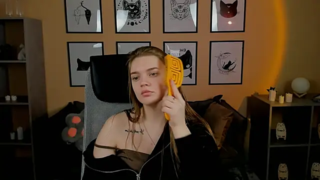 Snapshot of LisaMitchell chatting on 10.27.25 LisaMitchell online show from 10.27.25