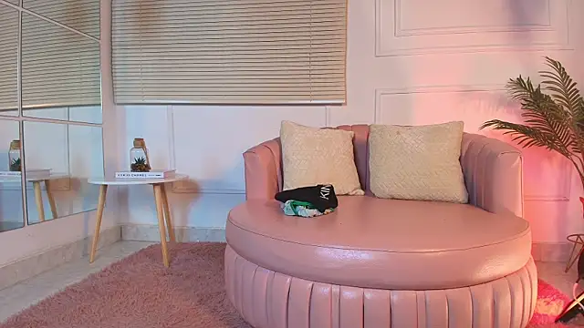 Snapshot of alessia_moon1 chatting on 10.29.25 alessia moon1 online show from 10.29.25