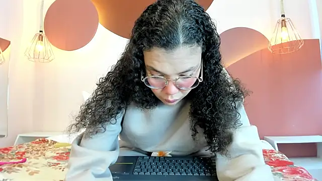 Snapshot of SweetStarr_ chatting on 09.30.25 SweetStarr online show from 09.30.25