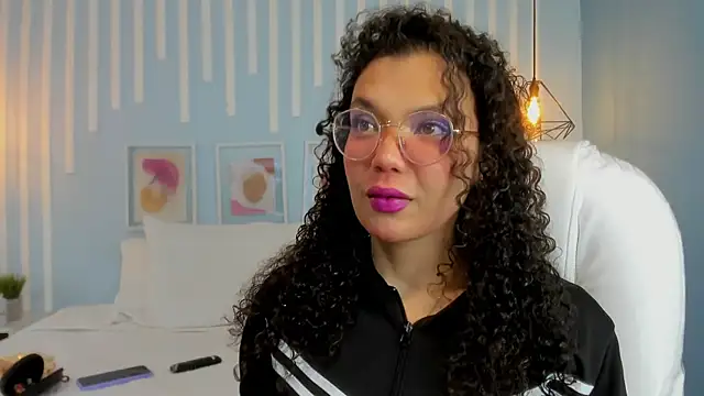 Snapshot of SweetStarr_ chatting on 10.02.25 SweetStarr online show from 10.02.25