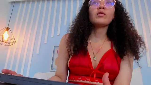 Snapshot of SweetStarr_ chatting on 10.03.25 SweetStarr online show from 10.03.25