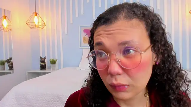 Snapshot of SweetStarr_ chatting on 10.05.25 SweetStarr online show from 10.05.25