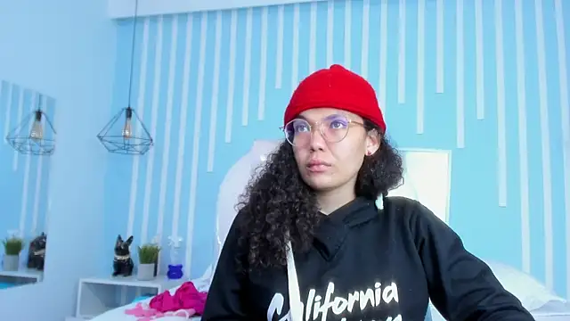 Snapshot of SweetStarr_ chatting on 10.08.25 SweetStarr online show from 10.08.25