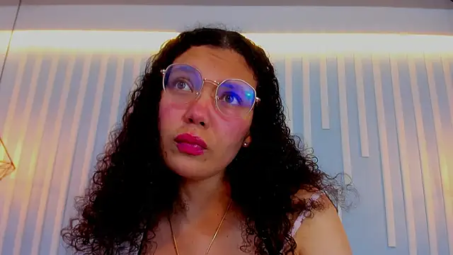 Snapshot of SweetStarr_ chatting on 10.13.25 SweetStarr online show from 10.13.25