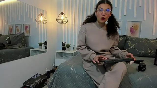 Snapshot of SweetStarr_ chatting on 10.21.25 SweetStarr online show from 10.21.25