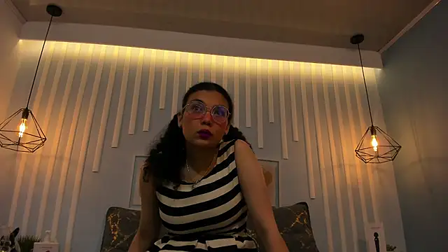 Snapshot of SweetStarr_ chatting on 10.23.25 SweetStarr online show from 10.23.25