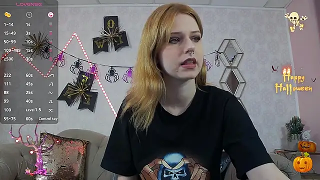 Snapshot of WendyMey chatting on 10.29.25 WendyMey online show from 10.29.25