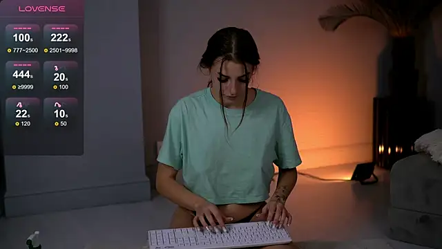 Snapshot of LunaVyx chatting on 11.07.25 LunaVyx online show from 11.07.25