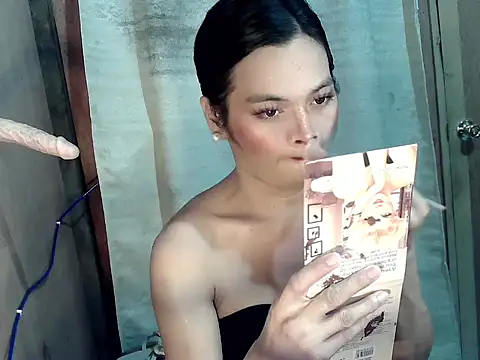 Snapshot of Nikah_loves_u chatting on 12.18.25 Nikah loves u online show from 12.18.25