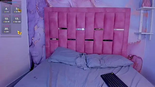 Snapshot of LunaWiill_ chatting on 10.10.25 LunaWiill online show from 10.10.25