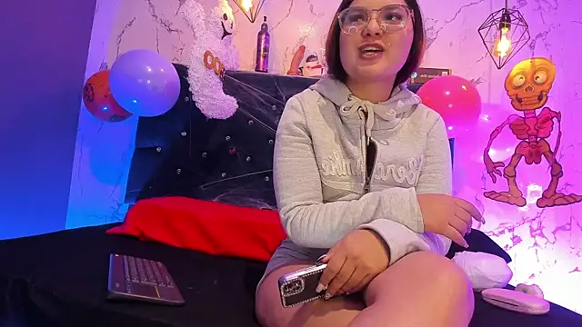 Snapshot of Kitty_chs1 chatting on 10.27.25 Kitty chs1 online show from 10.27.25