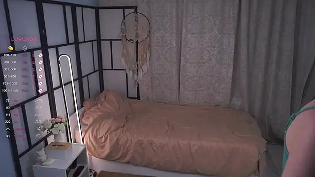 Snapshot of JinnySitts chatting on 09.26.25 JinnySitts online show from 09.26.25