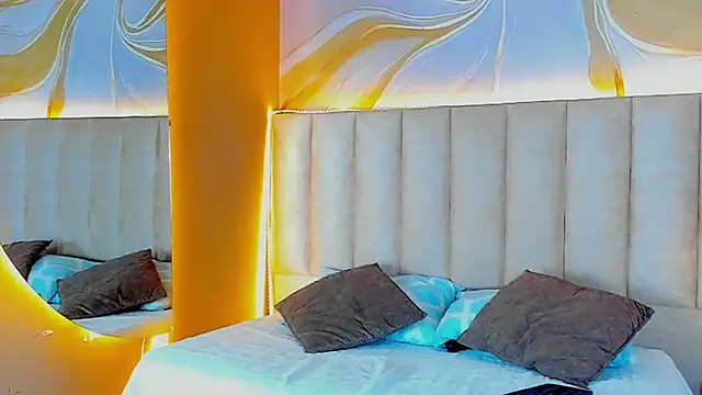 Snapshot of ElectraScot chatting on 09.28.25 ElectraScot online show from 09.28.25