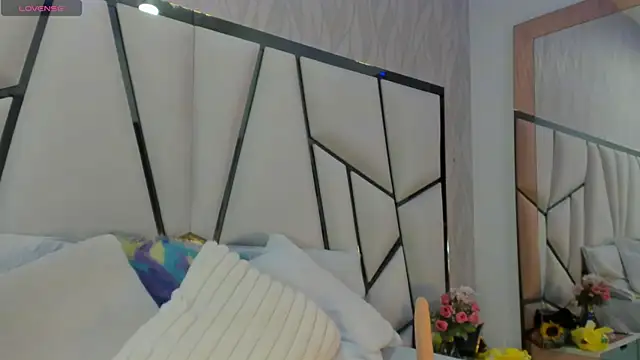 Snapshot of mia_vy chatting on 09.20.25 mia vy online show from 09.20.25