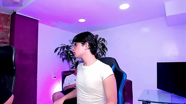 Snapshot of Hot_Threesomee chatting on 09.25.25 Hot Threesomee online show from 09.25.25