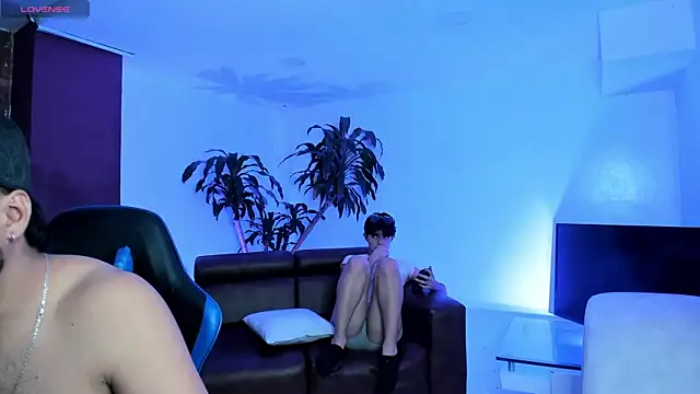 Snapshot of Hot_Threesomee chatting on 09.28.25 Hot Threesomee online show from 09.28.25