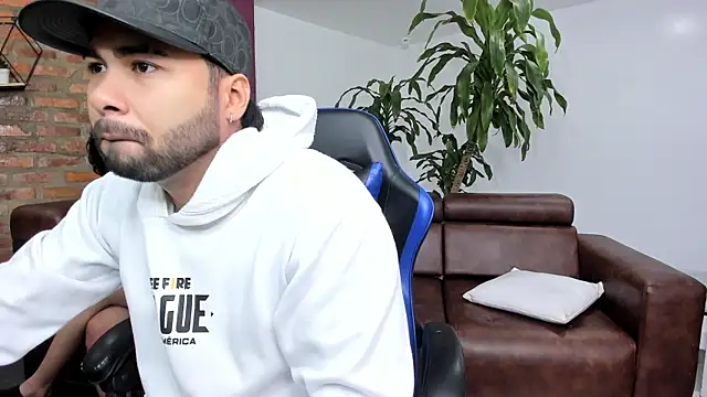 Snapshot of Hot_Threesomee chatting on 10.03.25 Hot Threesomee online show from 10.03.25