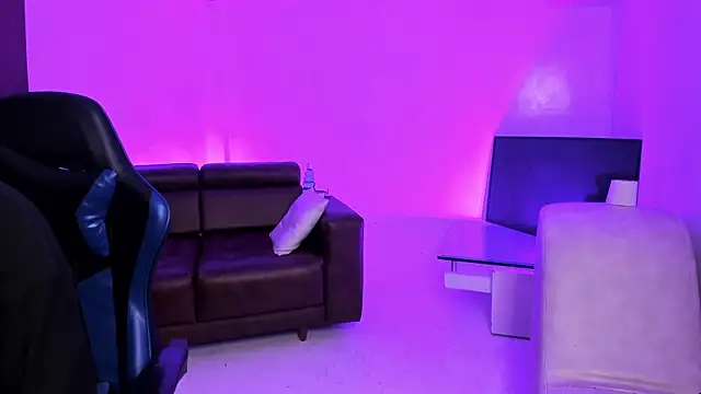 Snapshot of Hot_Threesomee chatting on 10.04.25 Hot Threesomee online show from 10.04.25