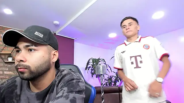 Snapshot of Hot_Threesomee chatting on 10.09.25 Hot Threesomee online show from 10.09.25