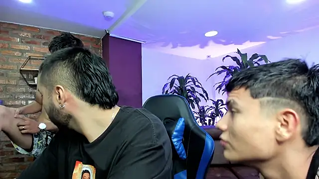 Snapshot of Hot_Threesomee chatting on 10.11.25 Hot Threesomee online show from 10.11.25