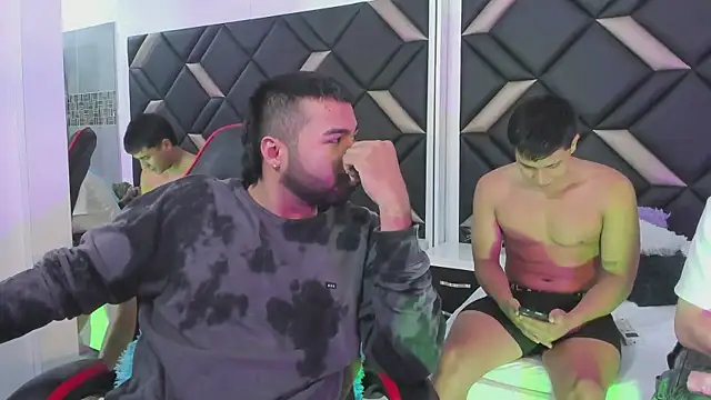 Snapshot of Hot_Threesomee chatting on 11.07.25 Hot Threesomee online show from 11.07.25