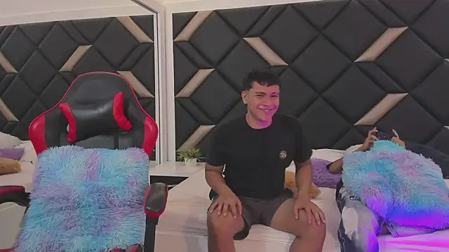 Snapshot of Hot_Threesomee chatting on 11.08.25 Hot Threesomee online show from 11.08.25