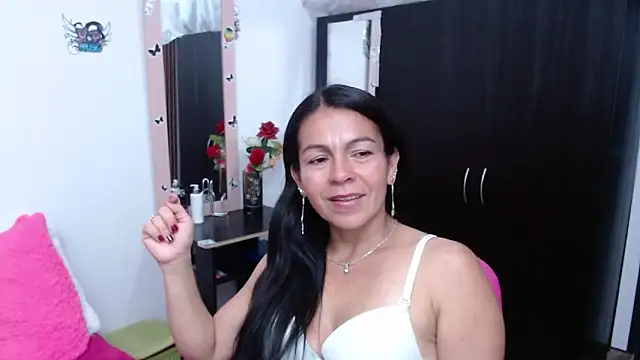 camilavargas  online show from 10.12.25