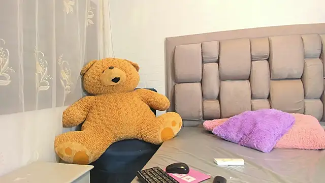 Snapshot of Beauty_Luci chatting on 10.18.25 Beauty Luci online show from 10.18.25