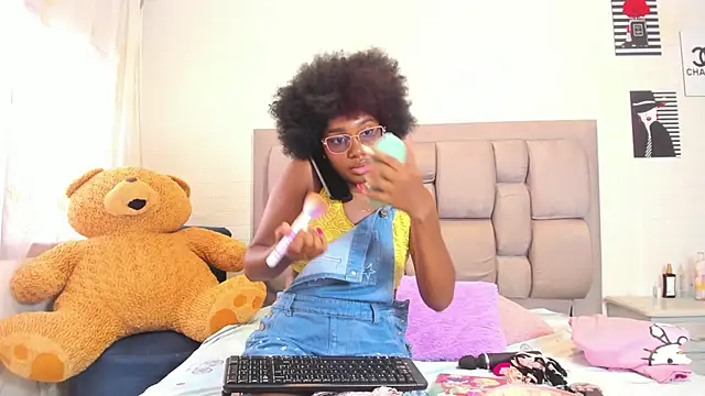 Snapshot of Beauty_Luci chatting on 10.20.25 Beauty Luci online show from 10.20.25