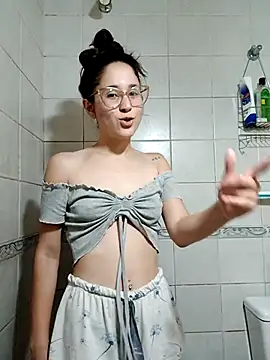 Snapshot of linameii chatting on 10.24.25 linameii online show from 10.24.25