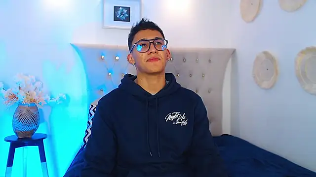 Snapshot of SalvadorFit chatting on 09.17.25 SalvadorFit online show from 09.17.25