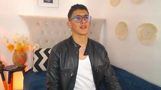 Snapshot of SalvadorFit chatting on 09.18.25 SalvadorFit online show from 09.18.25