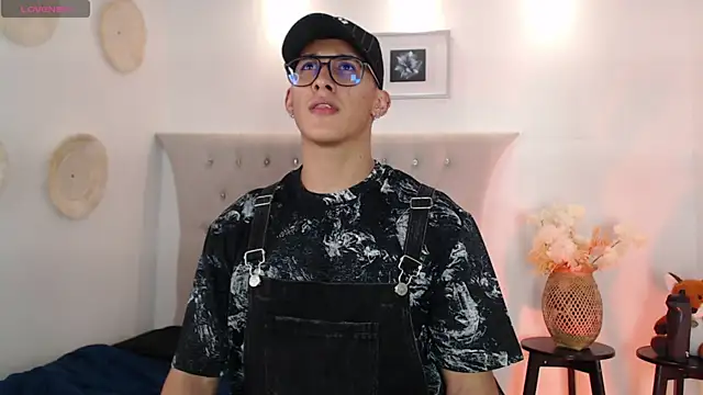 Snapshot of SalvadorFit chatting on 09.21.25 SalvadorFit online show from 09.21.25