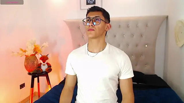 Snapshot of SalvadorFit chatting on 09.22.25 SalvadorFit online show from 09.22.25