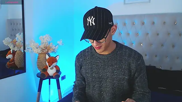 Snapshot of SalvadorFit chatting on 09.25.25 SalvadorFit online show from 09.25.25