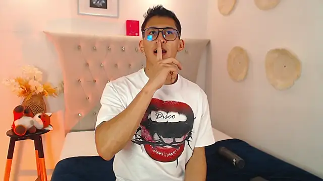 Snapshot of SalvadorFit chatting on 10.02.25 SalvadorFit online show from 10.02.25