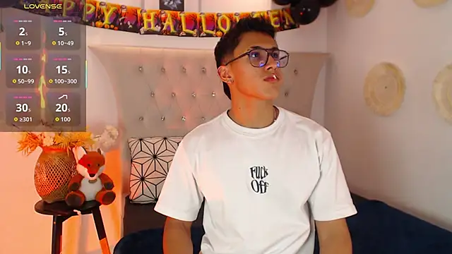 Snapshot of SalvadorFit chatting on 10.06.25 SalvadorFit online show from 10.06.25