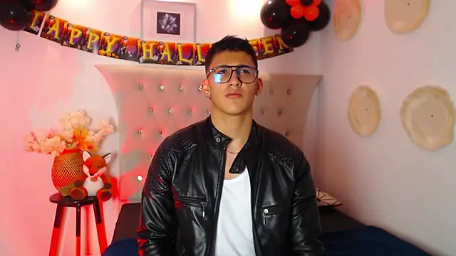 Snapshot of SalvadorFit chatting on 10.08.25 SalvadorFit online show from 10.08.25