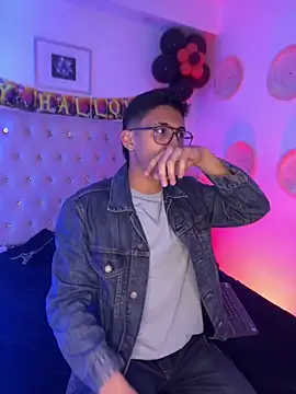 Snapshot of SalvadorFit chatting on 10.11.25 SalvadorFit online show from 10.11.25