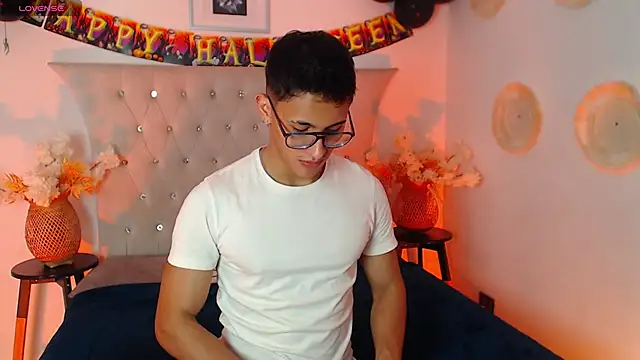 Snapshot of SalvadorFit chatting on 10.12.25 SalvadorFit online show from 10.12.25