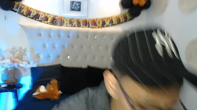 Snapshot of SalvadorFit chatting on 10.15.25 SalvadorFit online show from 10.15.25