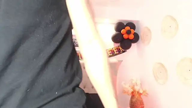 Snapshot of SalvadorFit chatting on 10.16.25 SalvadorFit online show from 10.16.25