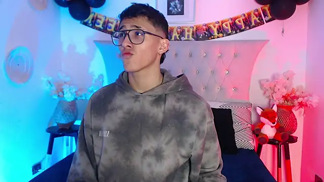 Snapshot of SalvadorFit chatting on 10.19.25 SalvadorFit online show from 10.19.25