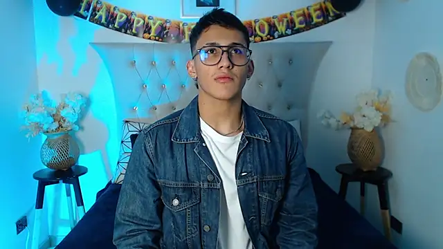 Snapshot of SalvadorFit chatting on 10.20.25 SalvadorFit online show from 10.20.25