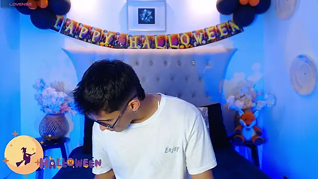 Snapshot of SalvadorFit chatting on 10.26.25 SalvadorFit online show from 10.26.25