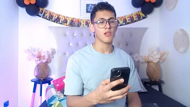 Snapshot of SalvadorFit chatting on 10.30.25 SalvadorFit online show from 10.30.25